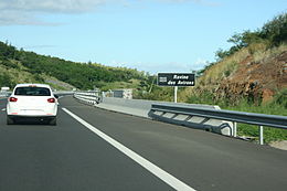 Panneau de signalisation routière annonçant la Ravine des Avirons le long de la route des Tamarins, sur le territoire de la commune de Saint-Leu.