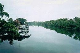 Le río Hondo depuis le pont international entre Mexique et Belize.