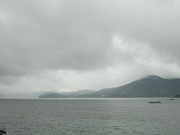 Le lac Songhua sous la pluie