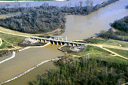 Un des nombreux bassins régulant le cours de la Yazoo, en haut de la photographie.