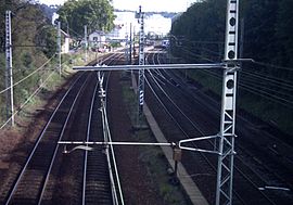 La gare vue du nord, avec un TER à l'arrêt.