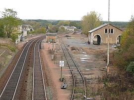 La gare avec la ligne, la voie de service et l'ancienne halle.