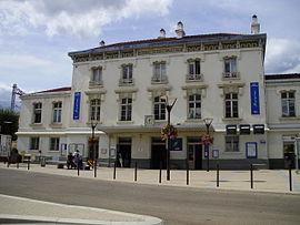 La façade de la gare sur la place Pierre-Vennin.
