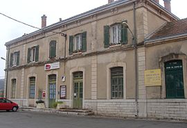 Le bâtiment voyageurs abrite une boutique SNCF.