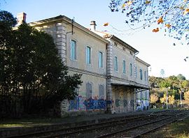 L'ancien bâtiment voyageurs et les quais de la halte SNCF.