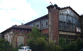 La gare vue en 2007. En dépit de son inscription au titre des monuments historiques, le bâtiment n'a fait l'objet d'aucune restauration rendant son état préoccupant.