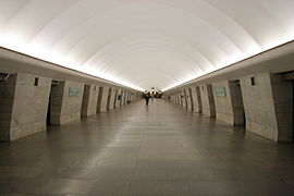 Quai de la station de métro Lomonosovskaïa.