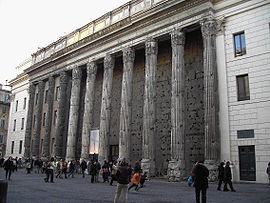 Roma, Piazza di Pietra - Tempio di Adriano.JPG