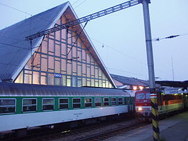 Intérieur de la gare et bâtiment voyageurs.