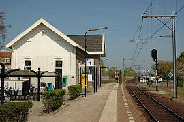 Voie, quai et bâtiment voyageurs (2007).