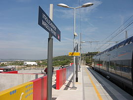 La halte SNCF avec un train à quai.