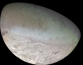 Sur cette mosaïque de clichés pris par Voyager 2 le 25 août 1989[1], Bubembe Regio désigne la partie gauche,dite « en peau de cantaloup »,de la région sombre longeant le terminateur.