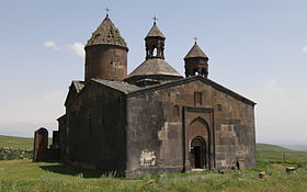 Monastère de Saghmosavank (de gauche à droite : Sourp Sion, gavit, matenadaran).