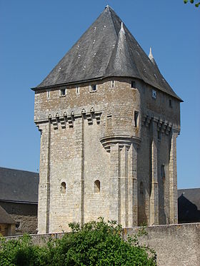Donjon du XIe siècle du château de Migné-Auxances