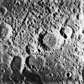 Cratères Bowditch (légèrement décentré en bas à gauche) et Perel'man (près du centre) par Apollo 15. Bowditch se trouve juste au-dessus du Lacus Solitudinis (zone sombre) dont on peut apercevoir une partie en bas de l'illustration.