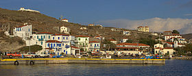Vue du village Agios Efstrátios depuis la mer.