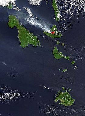 Image satellite d’Ambrym avec son volcan en éruption (couleurs artificielles en rouge).