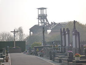 Le cimetière, et en arrière-plan, la fosse no 2 de la Compagnie des mines de Flines.