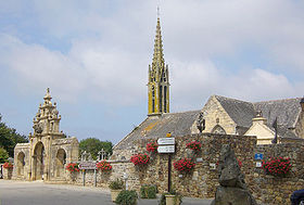 L'église Saint-Pierre-et-Saint-Paul d'Argol depuis la place