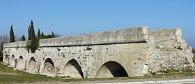 Vue de l'aqueduc depuis le rond-point de l'Aqueduc du pont de Crau