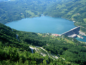 La centrale hydroélectrique et le lac de Perućac