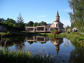 L'étang et la nouvelle école en bois derrière l'église St-Pierre.