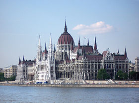 Le parlement hongrois vu depuis le Danube.