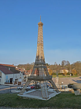 Tour Eiffel en osier au cœur du village