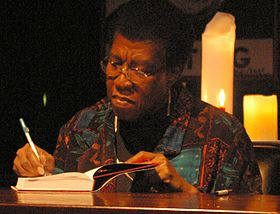 Octavia Butler pendant une séance de dédicaces en 2005