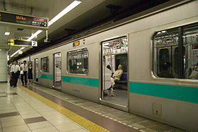 Une rame à la station Shin Ochanomizu.