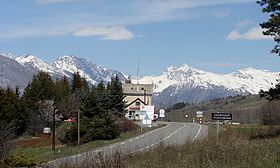 Photographie de la route N 544 : La RD 944 au col de Manse. Au fond, les sommets du massif des Écrins