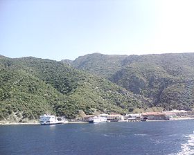 Le port de Dafni au pied des montagnes.