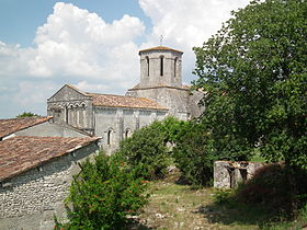 Le centre-bourg et l'église romane d'Échebrune