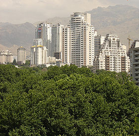 Les monts Elbourz à Téhéran s'élevant au-dessus des immeubles modernes du quartier d'Elahiyeh.