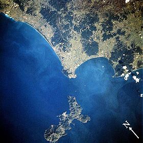 Vue satellite de l'île (en bas)