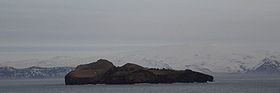 Vue d'Elliðaey et de l'Eyjafjallajökull en arrière plan.