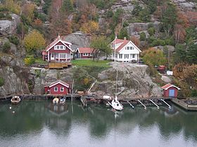 Vue caractéristique : maisons en bois sur un rocher de l'archipel