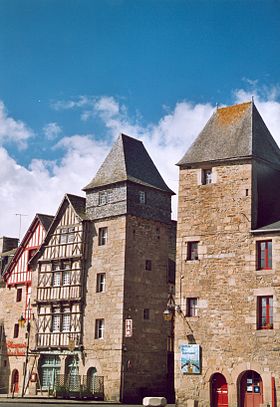 Entrée de la vieille ville. La maison de gauche, à l'angle du quai Jaudy et de la rue Renan, est classée Monument historique.