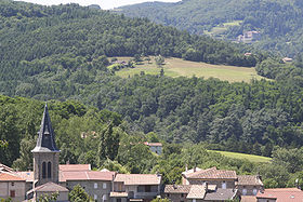 Le village de Gilhoc-sur-Ormèze avec en fond le château des Boscs