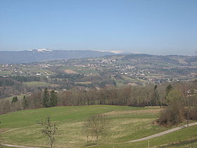 Groisy vue depuis Les Ollières, en arrière-plan, le Mont Salève