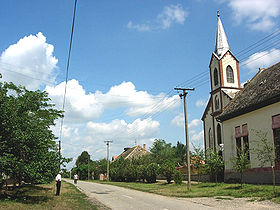 La rue principale de Jazovo - L'église catholique de l'Archange-Saint-Michel