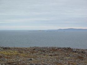 L'île Verte vue depuis l'île de Saint-Pierre avec en arrière plan la péninsule de Burin à Terre-Neuve