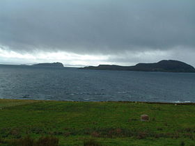 Vue de Glas-leac Mòr (à gauche) avec l'île Ristol (à droite).