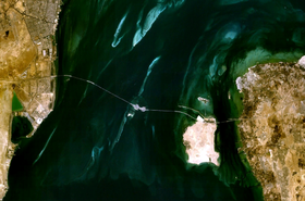 Image satellite de la chaussée du roi Fahd avec l'Arabie saoudite à gauche, l'île de Bahreïn à droite et l'île Umm an Nasan dans le centre droit de l'image.