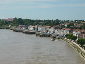 Vue générale sur le port et une partie de la ville depuis le pont suspendu sur la Charente.