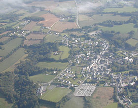 Vue aérienne du bourg de Lanvénégen