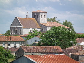 Le village de Meursac, dominé par son église romane