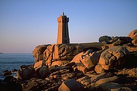 Le phare de Ploumanac'h sur la côte de granit rose