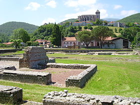 Saint-Bertrand-de-Comminges : les ruines antiques (thermes du forum) et la cathédrale médiévale