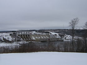 La centrale de Mactaquac sur le fleuve Saint-Jean est la principale installation hydro-électrique de la province.